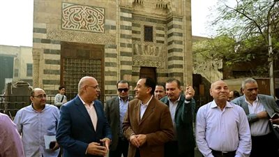رئيس الوزراء يتفقد أعمال إعادة إحياء منطقة حارة الروم وباب زويلة