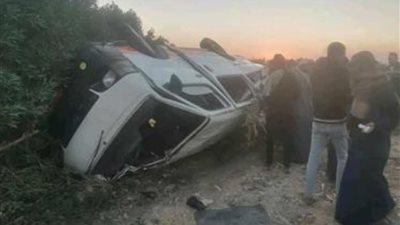 إصابة 8 أشخاص في انقلاب سيارة ميكروباص بنجع حمادي