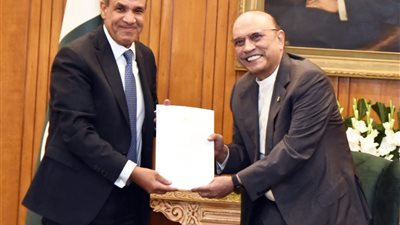 وزير الخارجية يسلم رسالة خطية للرئيس الباكستاني لتعزيز التعاون الثنائي