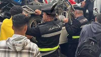 دمياط: حملات مرورية مكثفة بميدان سرور لضبط الدراجات النارية المخالفة والحد من الضوضاء