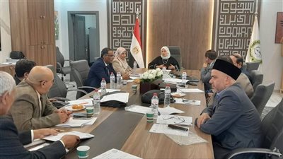 كلية العلوم الإسلامية والعربية للوافدين تعقد لجنتي اللغة العربية والشريعة لاعتماد الخطط البحثية ومراجعة التسجيلات