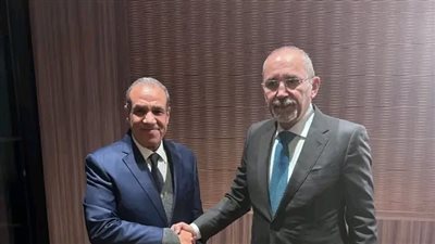 وزير الخارجية يلتقي نظيره الأردني في برشلونة لبحث التعاون الثنائي 