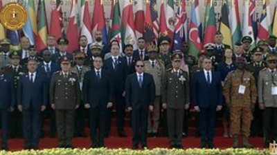 الرئيس السيسي يتوسط صورة تذكارية للمشاركين في معرض 