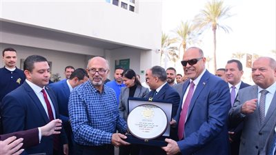 وزير العمل يفتتح محطتين للطاقة الشمسية داخل 'النساجون الشرقيون