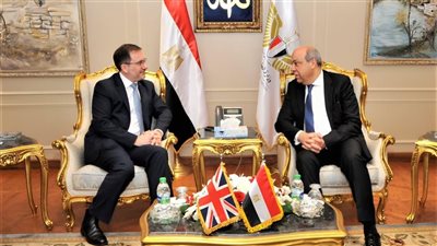 الحفنى يبحث مع السفير البريطاني تعزيز الشراكة الإستراتيجية وتطوير التعاون في مجالات الطيران المدني بين البلدين
