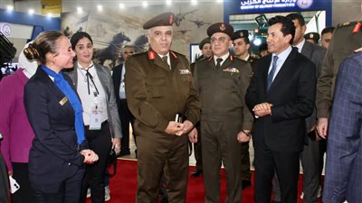 وزير الشباب والرياضة يلتقي متطوعي معرض الصناعات الدفاعية 