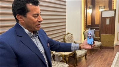 أشرف صبحي يجري مكالمة فيديو مع البطل الأولمبي محمد إبراهيم 