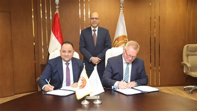 تجديد اتفاقية عمل جماعية تحفظ حقوق 2075 عاملًا بشركة قناة السويس للحاويات