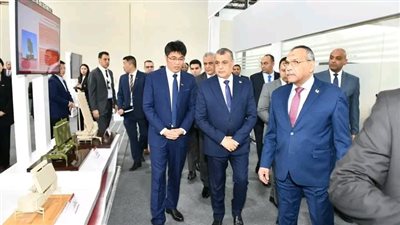 وزير الدولة للإنتاج الحربي يزور أجنحة عدد من الشركات المشاركة بالمعرض الدولي للصناعات الدفاعية