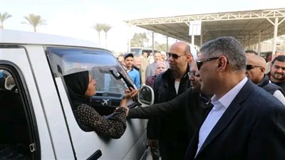 المحافظ يشدد على رئيس جهاز السرفيس بمتابعة سير العمل داخل الموقف بالصف
