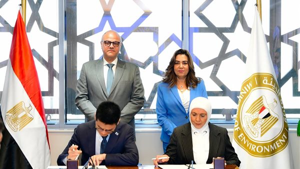 أثناء التوقيع - خلف